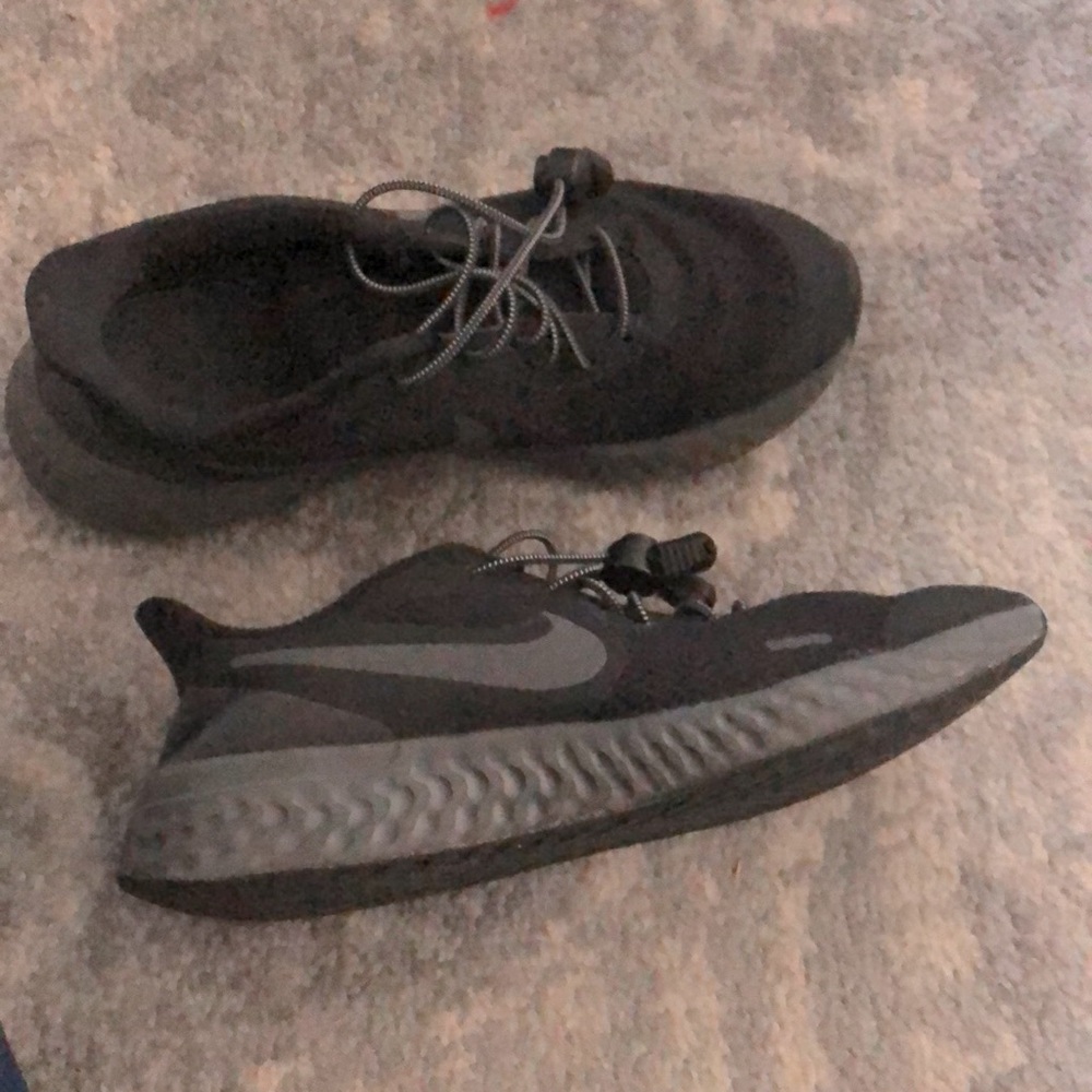 Black Nike sneakers EUC. Size 7y